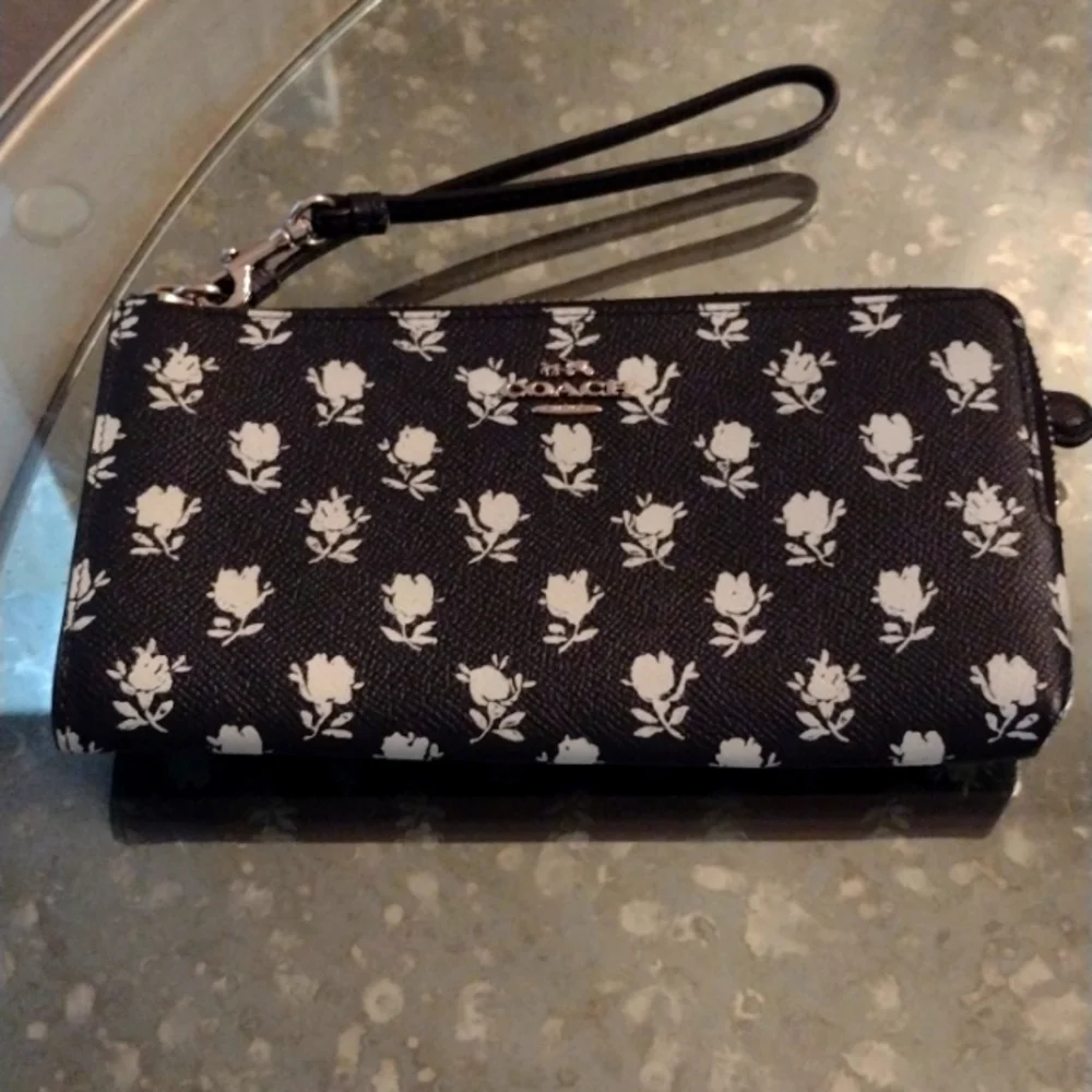 Wristlet - Picture 1 of 7